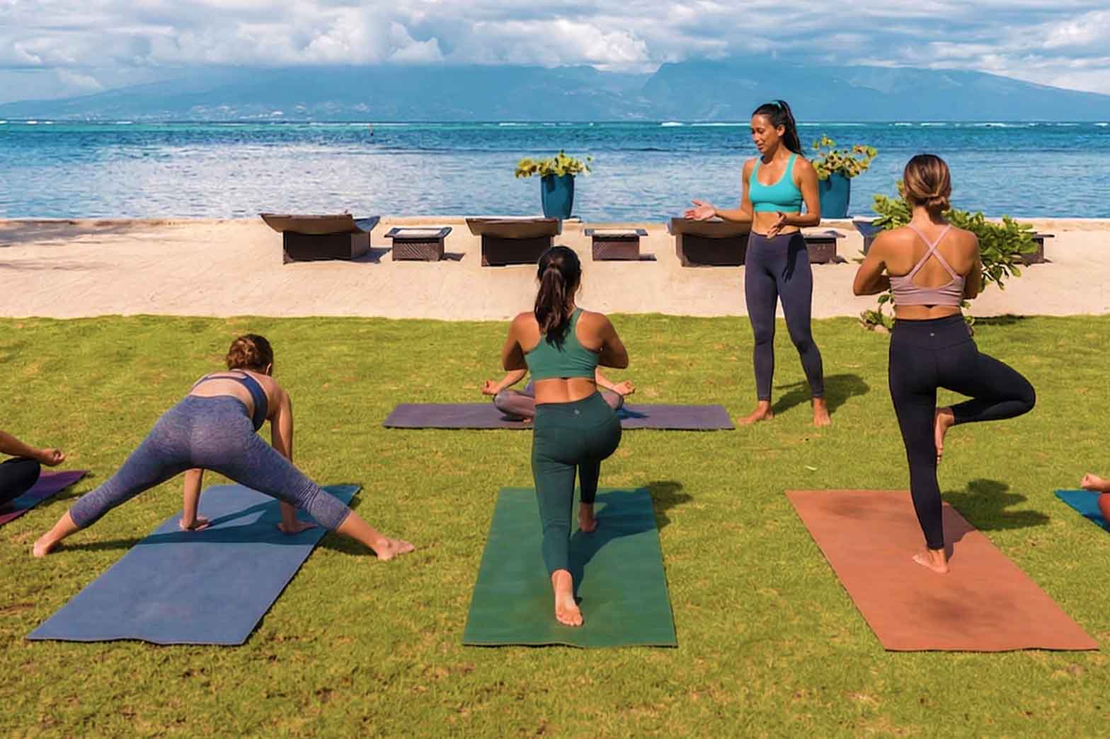 Cours de yoga face au lagon